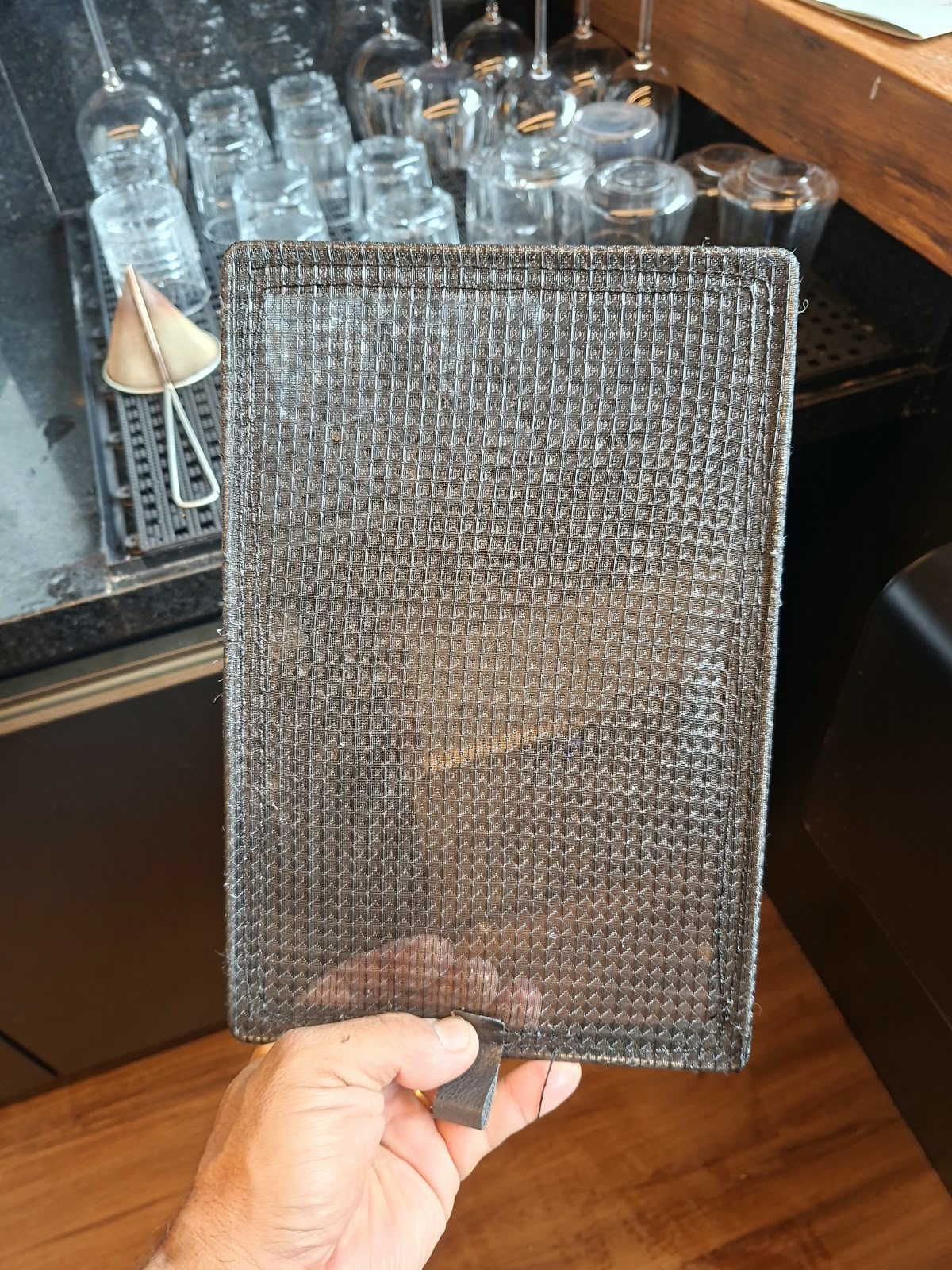 Filtro metálico com a tela visível após os cuidados de limpeza